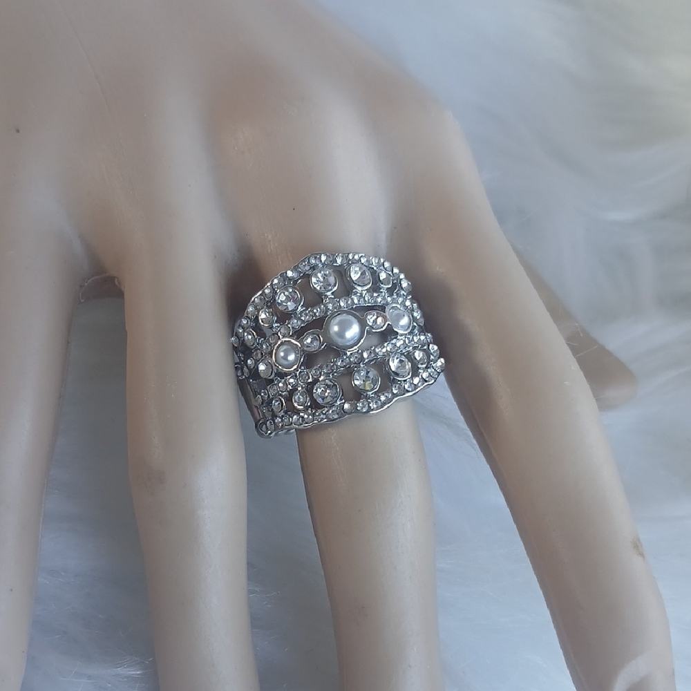 Paparazzi Elegant Silver and Pearl Women's Ring Strech